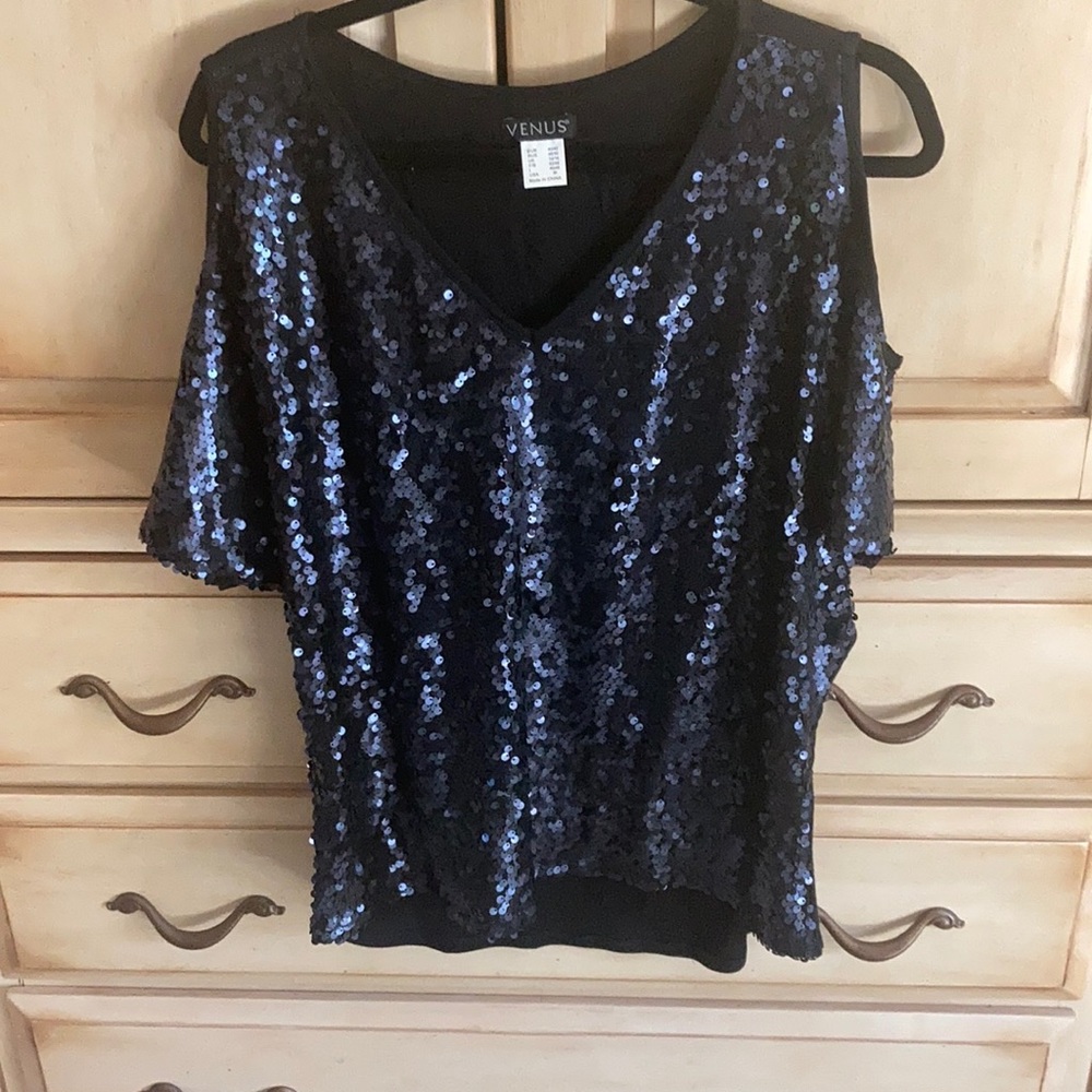 Venus sequined top with opened shoulders